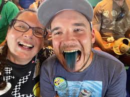 Can roller coasters be worn with glasses?