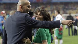 Not content with the wag lifestyle, veronique fernandez, aka mrs zidane, is set to fill her days looking after her hometown club rodez aveyron of the french fourth division. Veronique Fernandez Al Descubierto Las 17 Cosas Que No Sabias De La Mujer De Zidane