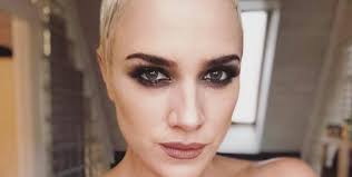 Élő adásban védte meg tóth gabi tóth andit. Velvet Gumicukor Toth Gabi Eszre Sem Vette Hogy Leadott 25 Kilot