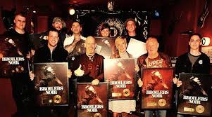 Beide besuchten damals das gymnasium koblenzer straße, das auch ines maybaum besuchte, die 1995 zu den broilers stieß. Broilers Erhalten Goldauszeichnung Fur Ihr Album Noir Time For Metal Das Metal Magazin
