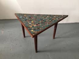 La table basse bois de notre collection lampang est tout à fait représentative de cette tendance à la joliment disposées en mosaïque, les petites lattes de bois forment des motifs en zigzag originaux. Table Basse Vintage En Bois Et Mosaique En Vente Sur Pamono