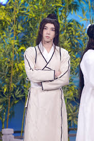華晨宇（1990年2月7日 － ），中國大陸男歌手、詞曲創作人，湖北省 十堰出生。 2013年參加湖南衛視《快樂男聲》獲年度總冠軍隨後發行首張專輯《卡西莫多的禮物》，2015年以《卡西莫多的禮物》專輯獲得qq音樂年度最佳男歌手等獎項，隔年該專輯獲得酷音樂亞洲盛典年度最佳專輯。 åŽæ™¨å®‡ çŽ‹ç‰Œå¯¹çŽ‹ç‰Œ4 ç¬¬ä¸ƒæœŸå‰§ç…§å›¾ç‰‡ Tt98å›¾ç‰‡ç½'