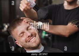 Giovane barba con rifinitore dopo la doccia in bagno Foto stock