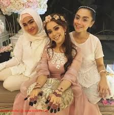 Suami dedah punca artis seksi sari yanti minta cerai? 12 Gambar Sekitar Malam Berinai Sari Yanti Sederhana Tapi Meriah Itulah Gambaran Majlis Malam Berinai Pelakon Sari Yanti Yang Di Model Pakaian Malam Suami