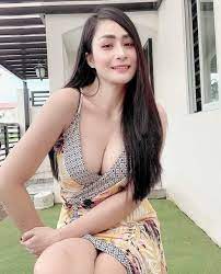 Dirinya berenang di kolam renang dengan pemandangan pantai bali. Musik Box Posts Facebook
