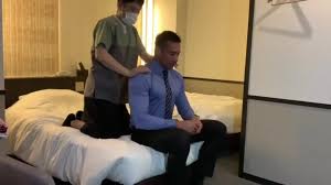 La star du porno gay Ryuji est venue recevoir un massage en  costume.Décoller, faire des choses coquines et finir avec