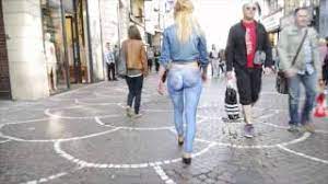 Selon un pote beaucoup de monde vivent comme. Elle Se Balade Cul Nu Dans La Rue Youtube