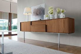 Este mueble de 4 puertas lleva dos estantes. Tipos De Aparadores Para El Salon Decofilia