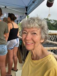 Person throwing objects at cars near Kilauea by 7/11