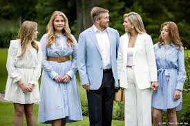 De vries, die de familie bijstaat, tegen deze site. Koninklijk Gezin Op Koningsdag Zonder Familie Naar Eindhoven Noordhollandsdagblad