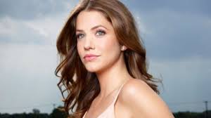 Supergirl, le prime foto della 5x02 mostrano Julie Gonzalo nei panni di  Andrea Rojas