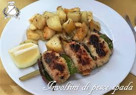 Ricavate dal pesce spada 12 fettine, battetele leggermente, ponete su ognuno di loro una dose di farcia, poi arrotolatele ad involtino. Involtini Di Pesce Spada Gran Consiglio Della Forchetta