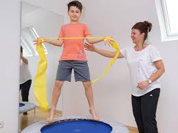 Die kinder beginnen sich zu bewegen, indem sie zuerst die rechte hand und den rechten fuß und dann ihre linke hand und linken fuß nach vorne bringen. Haltungs Und Ruckenschule Fur Kinder Pts Kinderphysiotherapie In Hamburg Schenefeld