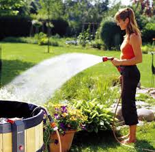 Den garten in einem satten grün erstrahlen lassen. Bewasserungsanlagen So Uberlebt Ihr Garten In Der Sommerhitze Welt
