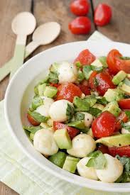 Schneller Caprese Salat Mit Avocado Tomaten Und Mozzarella Rezept Salate Rezepte Gesund Caprese Salat Caprese