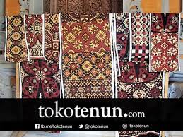 Keragaman budaya di indonesia bisa dilihat salah satunya dari baju adat daerah. 5 Keistimewaan Kain Tenun Gringsing Tokotenun Com