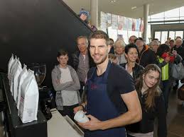 Ja, der arnd (peiffer/d.r.) ist sonntagabend zu mir gezogen. Biathlon Star In Irschenberg Bayern Arnd Peiffer Schenkt Kaffee Fur Den Guten Zweck Aus Irschenberg