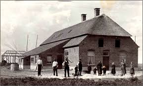 Niks gevaarlijker dan prikkeldraad en vrouwen; je blijft allicht ergens aan  hangen”