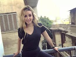 وتظهر في الفيديو هنا الزاهد بإطلالة جذابة في سيارتها وهي تغني. Ù‡Ù†Ø§ Ø§Ù„Ø²Ø§Ù‡Ø¯ ØªØ³Ø®Ø± Ù…Ù† Ø£Ø­Ù…Ø¯ ÙÙ‡Ù…ÙŠ Ø´Ø¨Ù‡ Ø§Ù„ØµØ±ØµØ§Ø± Ù…ØµØ±Ø§ÙˆÙ‰