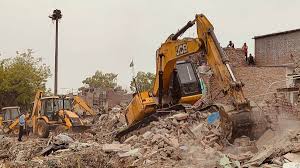 Bulldozer Action Photos: आशियानों पर धड़ाधड़ गरजा बुलडोजर, आंखों के सामने टूट गए घर; इलाके में मचा हड़कंप