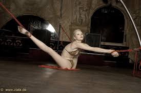 Босоногая девушка с грязными подошвами