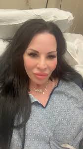 Hey friends 🙋🏻‍♀️... just wanted to give you a quick update from the  hospital. Got admitted yesterday and, surprise surprise, it turns out I had  a stroke and didn't even know it