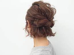 春だから軽めに ふんわりルーズな ハーフアップ ヘアアレンジ集 キナリノ ボブ アレンジ ハーフアップ ヘアアレンジ ショートボブ 結婚式