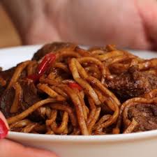 Here S What You Need Beef Salt Pepper Chinese 5 Spice Garlic Red Chili Chili Sauce Soy Sauce Noodle Red Chilli Spr Beef And Noodles Beef Chili Tasty