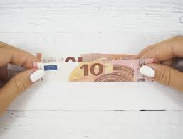 Anleitung um ein origami herz aus jedem euro geldschein zu falten. Geldgeschenk Basteln So Faltest Du Herzen Aus Geldscheinen Sintre