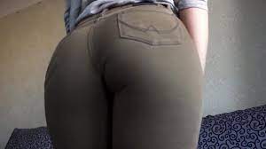 فتاة ساخنة في بنطلون جينز ثابت لا يقاوم تكشف عن مؤخرتها المذهلة / TUBEV.SEX  ar