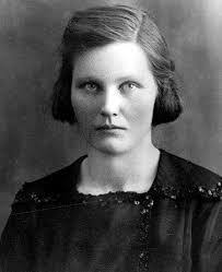 Lisa Petronella's Instagram, Twitter & Facebook