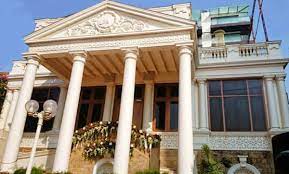 The actor started off working in theater in delhi and then began acting in tv. Mannat Look Inside Shahrukh Khan S Rs 200 Crore House