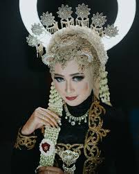 Kebaya muslimah modern terbaru cocok untuk baju pengantin maupun untuk acara wisuda. Rias Pengantin Hijab Modern Info Kece