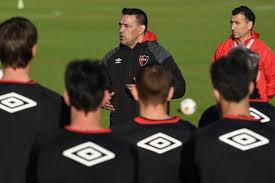 Américo rubén gallego fue designado hoy como nuevo entrenador de newell's de rosario y reemplazará a héctor veira, quien renunció luego del al menos así lo confirmó gallego a la salida de la reunión que mantuvo con el presidente de la entidad rosarina, eduardo lópez. Quiero Que La Idea Del Protagonismo No Se Pierda Advirtio Gamboa