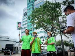 Dee（何啟華）（hkdi畢業） dee 何啟華 曾督讀 香港紅卍字會大埔卍慈中學 ，畢業於香港知專設計學院（hkdi） 電影及電視系 ，其後參加《全民造星》並加入error。dee@error曾在訪問中表示，中學時期有一位中史老師對他的影響最深，因為該位老師在曾任tvb編劇. ä½•å•Ÿè¯deegor Ho Artist Facebook