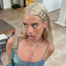 Marie Knoll's Instagram, Twitter & Facebook