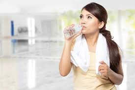 (1.)melengkapkan kadar air, mineral dan oksigen dalam badan (2.)mengimbangi suhu badan(3.)mengurangkan kadar asid dalam badan (4.)anti oksidan dan redikal. Manfaat Minum Air Mineral Untuk Kesehatan Alodokter