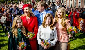 Kroegenweb.nl heeft alle koningsdag evenementen overzichtelijk op een rijtje. Kinderen Blij Met Koning En Koningin In Nederland Kidsweek