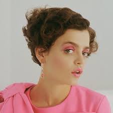 Una oda a las abuelas: núcleo inquebrantable de la familia