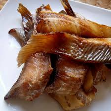 Masukkan ikan, air, garam dan gula, aduk rata. Cara Memasak Ikan Pari Goreng Python