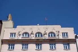 An outside area of ground where you can leave a car for a period of time: Die Junge Tschechoslowakei Am Hang Garage Praga In Alten Und Neuen Stadten