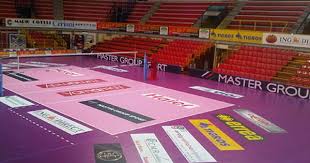 Conoscere le regole della pallavolo non basta, ma è necessario fare molta pratica sugli schemi di gioco e i fondamentali visti in questo articolo. I Colori Del Campo Del Yamamay Busto Arsizio Rosa E Viola Volley Immagini Pallavolo Colori