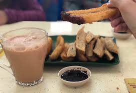 Sensasi renyah dengan manisnya pisang bikin mulut tidak bisa berhenti makan. Pisang Goreng Sedap Minum Petang Setia Alam Bukit Raja Arnie Samsudin