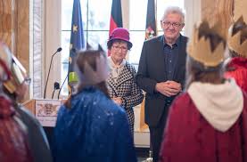 Winfried kretschmann will seiner krebskranken frau beistehen. Winfried Kretschmann Und Seine Frau Gerlinde Kretschmann Haben Am Freitag Die Sternsinger Empfangen Stuttgarter Zeitung