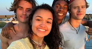 Hi we have a twitter page now. Meet The Cast Of Outer Banks And Who They Re Dating Girlfriend