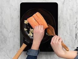 Lachs wird am besten in raffiniertem sonnenblumenöl gebraten. Lachs Braten Mit Oder Ohne Haut So Gelingt S Kitchen Stories