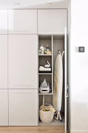 Schrank In Der Kuche In 2020 Waschkuchendesign Waschraumgestaltung Einbauschrank