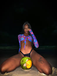 Victoria Simons nua: nudes da influencer de luxo pelada no Privacy