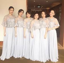 Model baju bridesmaid muslimah 2019, model baju bridesmaid hijab brokat, gaun bridesmaid sumber gambar : Elegan Nan Sederhana Inilah Kumpulan Ide Seragam Bridesmaid Yang Nggak Melulu Kebaya