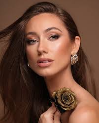 Danielle is a creative entrepreneur, photographer, facilities management  professional and women's wear stylist who empowers women to express their  confidence and individuality. Raised in the East End of London in a humble